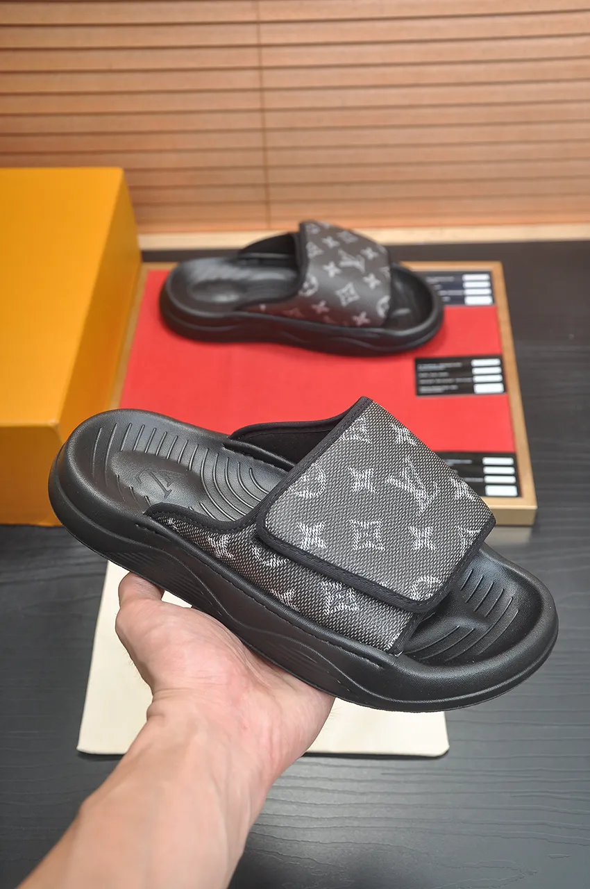 Men's men's shoes 💰340💶 [Louis Vuitton LV slippers] (high-end cowhide) counter 1:1 fashion style, a must-have for summer! The designer used LV’s iconic outsole. The original simple slippers instantly become fashionable! The upper is made of flexible special cowhide leather straps alternately, and the workmanship is exquisite! A must-have for stylish men in summer, size 38-45 (45 customized)